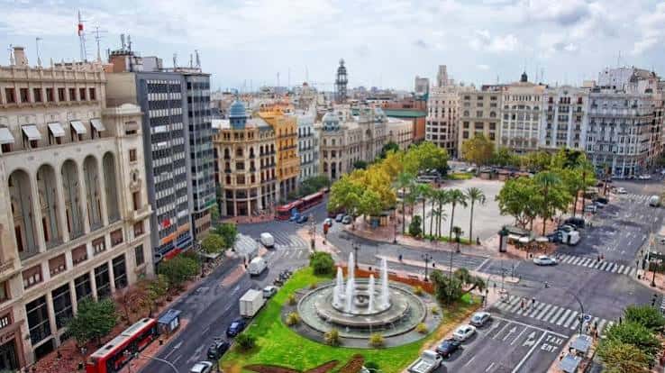 Vista aérea de la plaza y la fuente central rodeada de tráfico