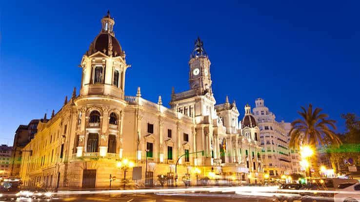 Fachada del Ayuntamiento de Valencia iluminada por la noche