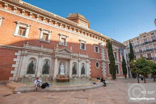 Plaza del Patriarca en Valencia con fuente central, estatuas y arquitectura histórica bajo cielo despejado