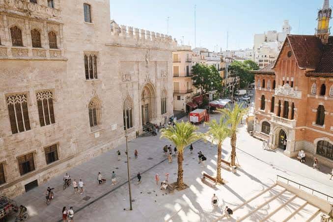 Plaza del Mercado de Valencia desde una perspectiva elevada, mostrando la plaza y edificios históricos circundantes