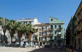 Vista panorámica de la Plaza del Pilar con edificios históricos y palmeras bajo un cielo azul
