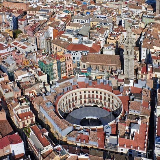Vista aérea panorámica de la Plaza Redonda integrada en el tejido urbano de Valencia