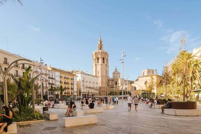 Plaza de la Reina con la Torre Miguelete y edificios históricos al atardecer