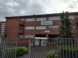 Fachada principal del Colegio IPI Sansomendi con letrero visible