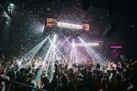 Celebración de Año Nuevo en el Circuit Club con confeti y luces de escenario