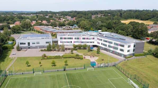 Vista aérea del campus de Oasis Academy Lord's Hill con instalaciones deportivas y edificios modernos