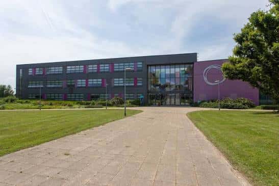 Fachada principal del edificio de Oasis Academy Lord's Hill con entrada moderna y jardines