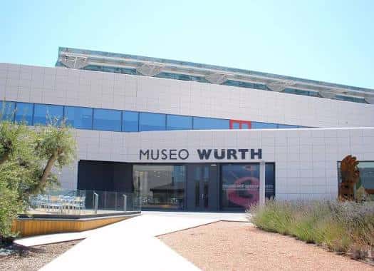 Fachada principal del Museo Würth La Rioja con el nombre visible y entrada accesible