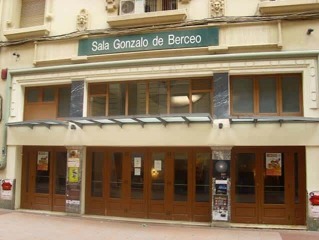 Fachada principal de la Sala Gonzalo de Berceo con letrero verde