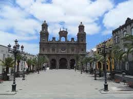 Vista frontal de la Catedral de Santa Ana en la Plaza de Santa Ana, con fachada barroca y cielo parcialmente nublado