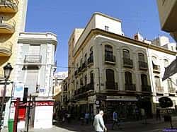 Fachada de edificios históricos en la Plaza Mayor con balcones tradicionales y ambiente urbano