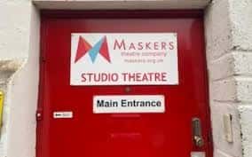 Entrada principal roja con letrero del Studio Theatre