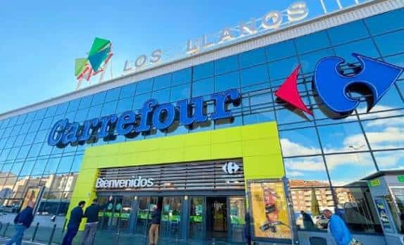 Entrada principal del Centro Comercial Los Llanos con el logo de Carrefour