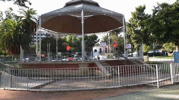 Vista exterior del Quiosco Joven en Córdoba durante el día