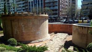 Vista del Quiosco Joven en Córdoba con fondo urbano