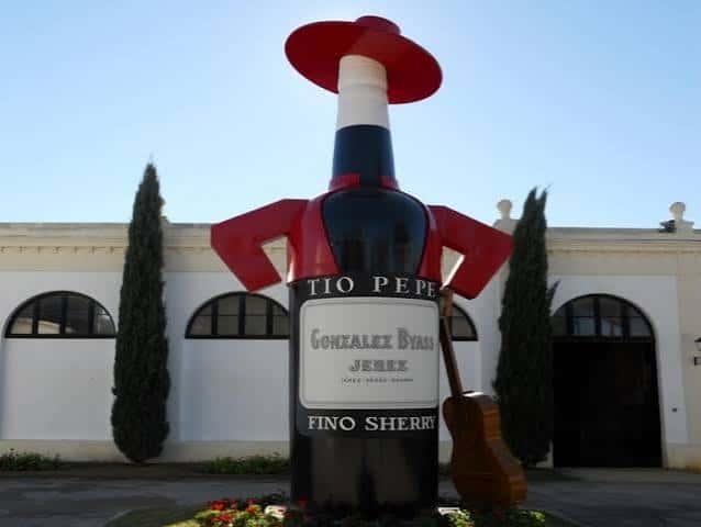 Estatua gigante de la botella de Tío Pepe en la entrada de la bodega