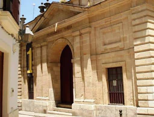 Fachada principal de la Sala Pescadería Vieja con arco de entrada y detalles arquitectónicos clásicos