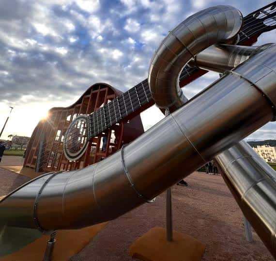 Detalle de los toboganes metálicos en forma de guitarra en el parque