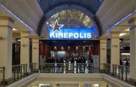 Vista del vestíbulo principal con el letrero iluminado de Kinépolis