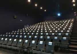 Interior de una sala de cine con butacas dispuestas en gradas