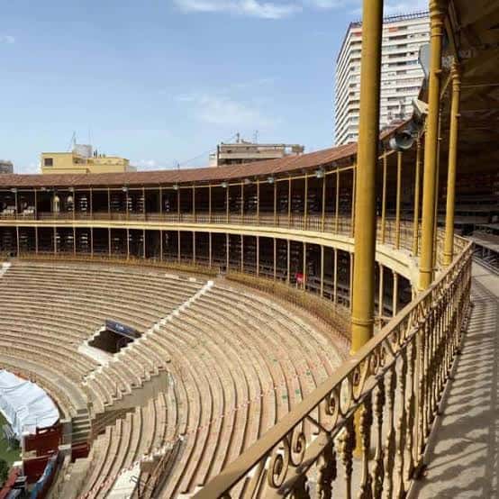 Vista interior de la Plaza de Toros de Alicante mostrando las gradas y el ruedo