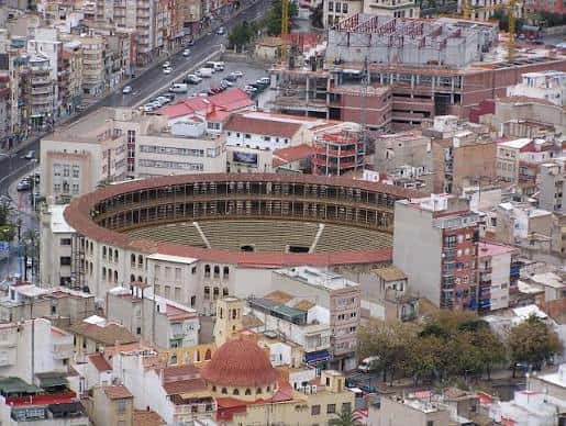 Vista aérea de la Plaza de Toros de Alicante en su entorno urbano