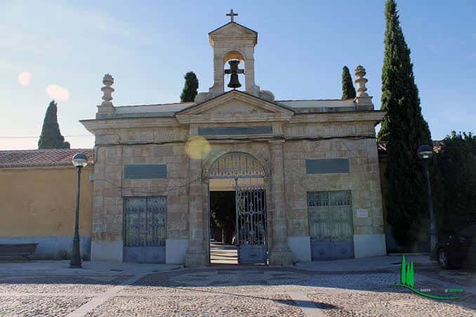 Entrada principal del cementerio con portada de piedra y campanario