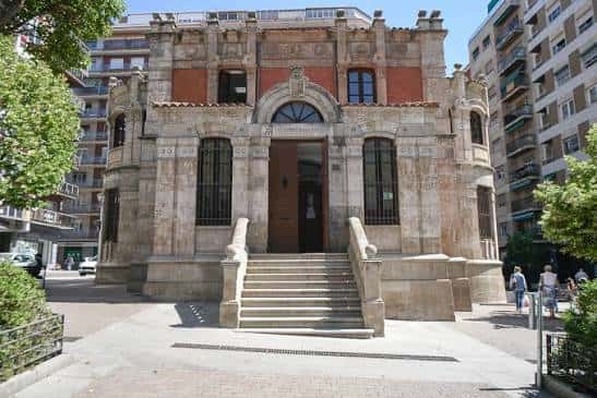 Vista frontal de la fachada de la Biblioteca Gabriel y Galán