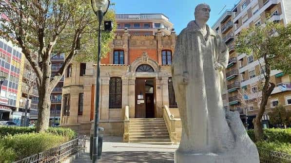 Fachada de la biblioteca con la estatua de Gabriel y Galán al frente