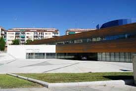 Vista exterior del Centro Municipal Integrado Trujillo con fachada moderna y cielo despejado
