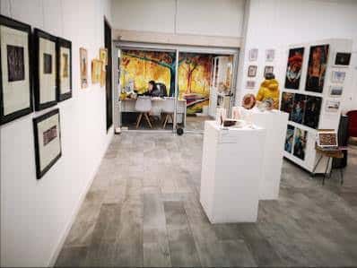 Vista del interior de ARTgia mostrando obras de arte en exhibición