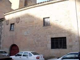 Fachada lateral del local con detalles arquitectónicos de piedra