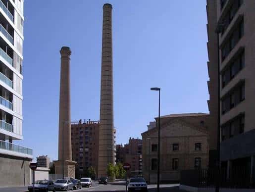 Vista exterior de La Azucarera con sus dos chimeneas emblemáticas bajo un cielo despejado