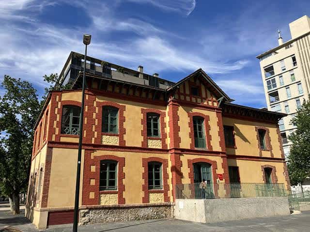 Fachada principal de la Casa del Director de la Azucarera, con detalles arquitectónicos en ladrillo y piedra