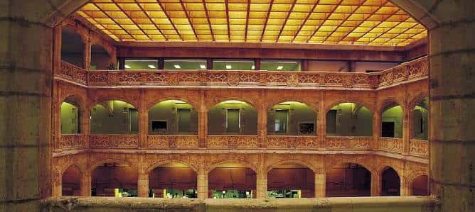 Vista del patio interior de la Casa del Cordón con arcos y balcones ornamentados