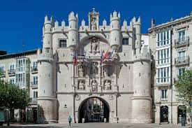Vista frontal del Arco de Santa María en Burgos durante el día, mostrando su fachada gótica y detalles arquitectónicos