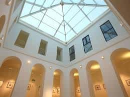 Atrio con cúpula de cristal y arcos decorativos