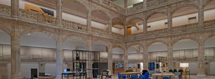 Interior moderno de la Casa del Cordón con espacios abiertos y mobiliario contemporáneo