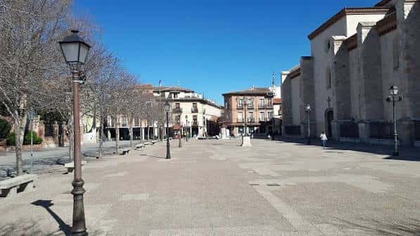 Vista panorámica de la Plaza de los Santos Niños con el cielo despejado