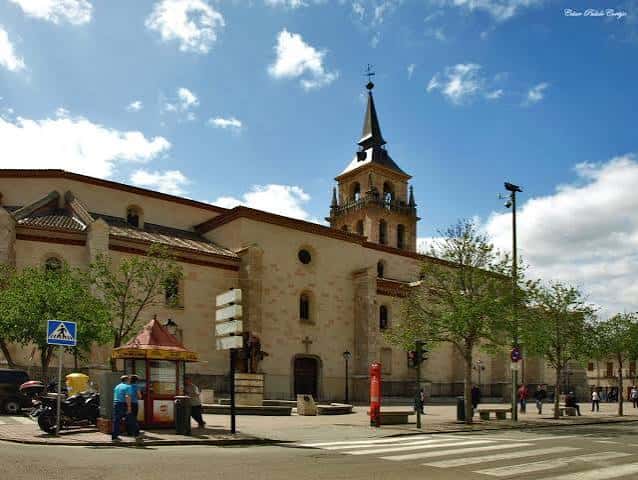 Fachada de la Iglesia de los Santos Niños en la plaza