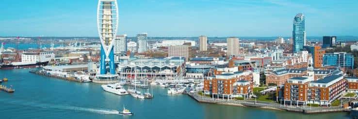 Panorámica aérea de Portsmouth mostrando el puerto, el Spinnaker Tower y el complejo Gunwharf Quays