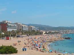 Vista panorámica de la playa con edificios y mar