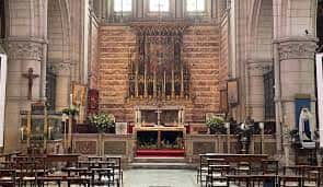 Interior de la iglesia mostrando el altar mayor y el órgano