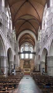 Vista del interior de la nave principal con bóvedas y bancos de madera