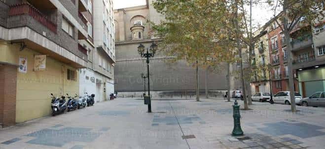 Plaza Mayor de Pinedo con fuentes y personas disfrutando del espacio público