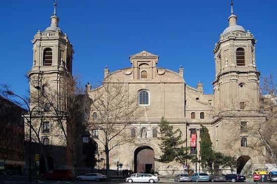 Fachada principal de la Iglesia de San Lamberto en la plaza
