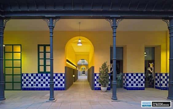 Patio interior con columnas de hierro forjado y azulejos decorativos