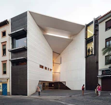 Vista exterior del Centro Federico García Lorca mostrando su arquitectura moderna con fachada blanca y detalles en madera oscura