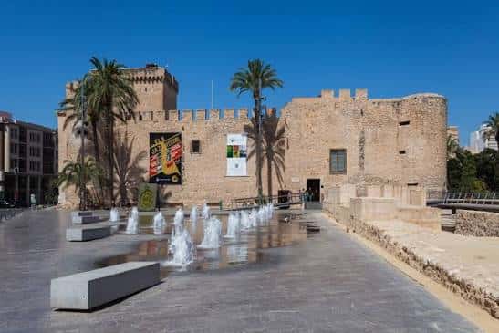 Vista frontal del Palacio de Altamira con fuentes y palmeras