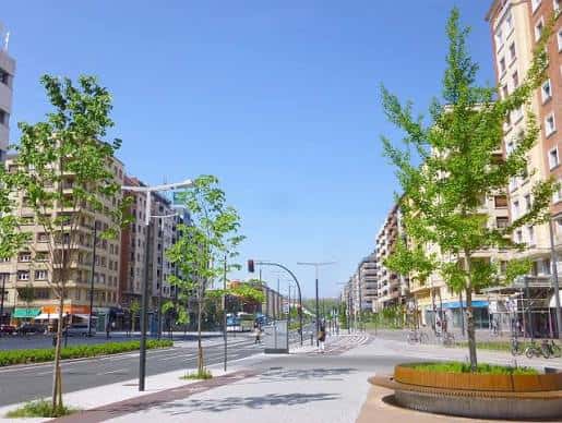 Vista panorámica de la Avenida de Gasteiz con árboles jóvenes y arquitectura moderna